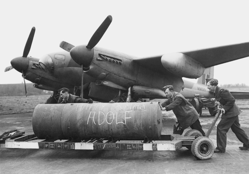 Mosquito B.XVI being loaded up with a cookie